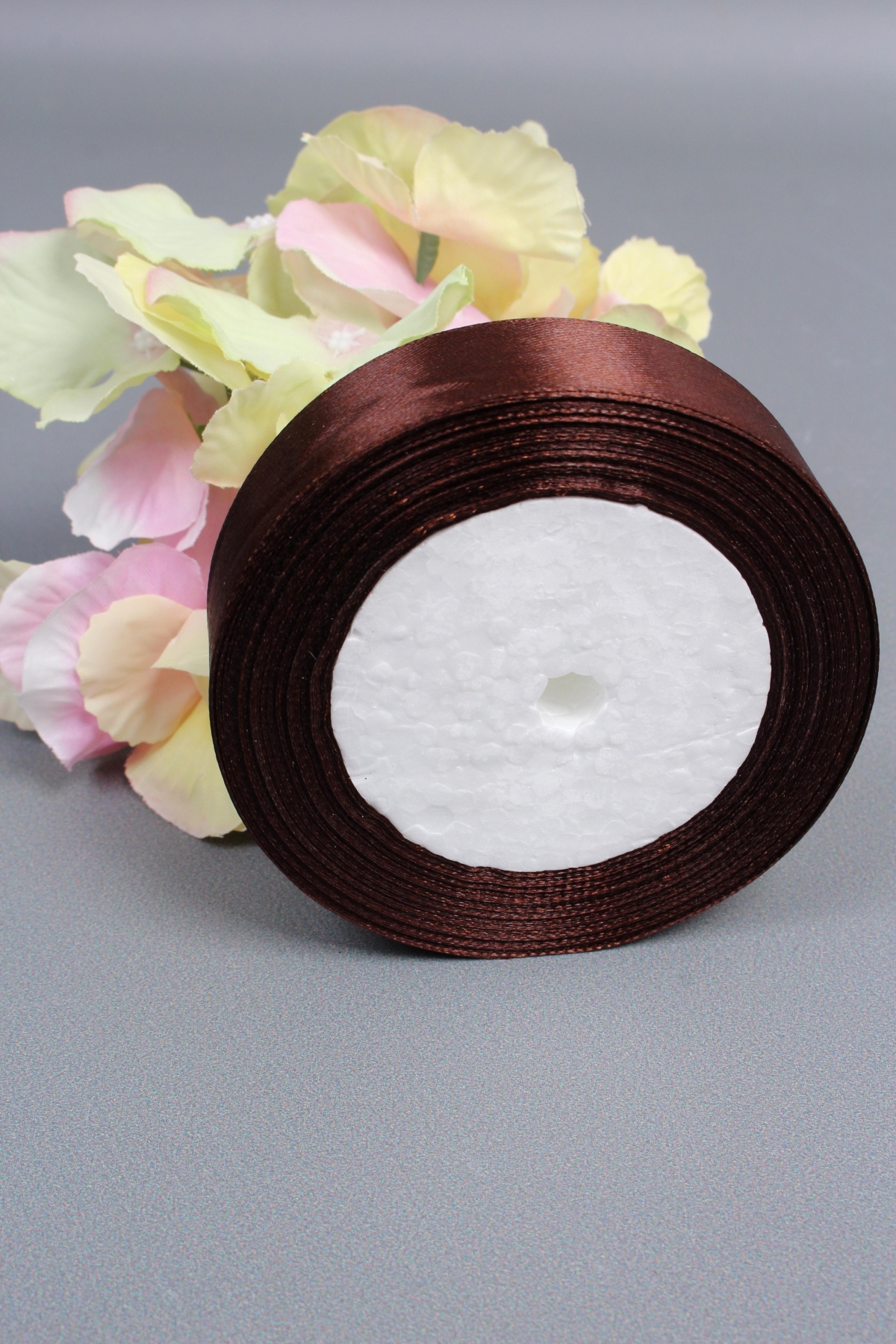 Лента атласная, на пене, односторонняя, 25 мм х 25 ярд, темно-коричневый 1078М