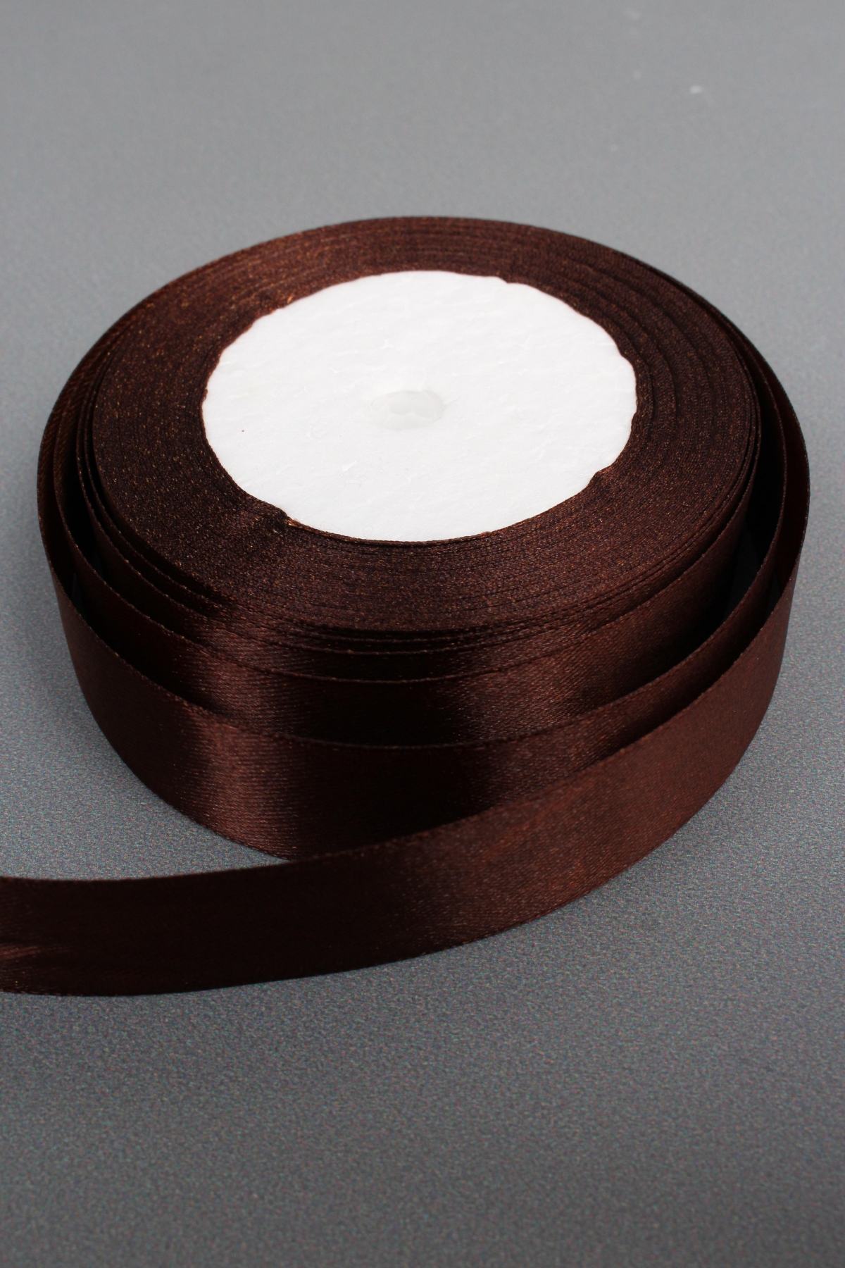 Лента атласная, на пене, односторонняя, 25 мм х 25 ярд, темно-коричневый 1078М