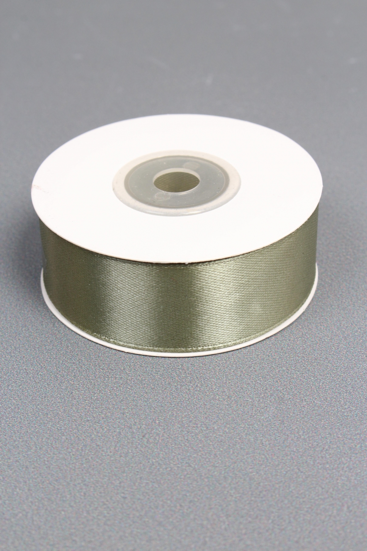 Лента атласная, на пене, односторонняя, 25 мм х 25 ярд, зеленый мох 0934М