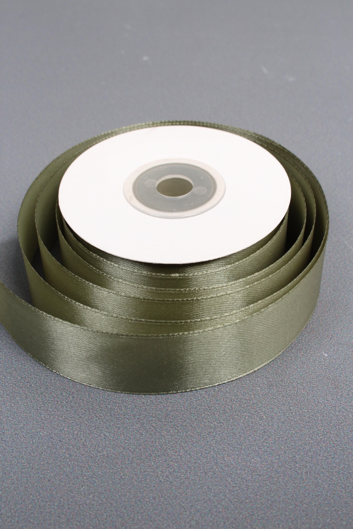 Лента атласная, на пене, односторонняя, 25 мм х 25 ярд, зеленый мох 0934М