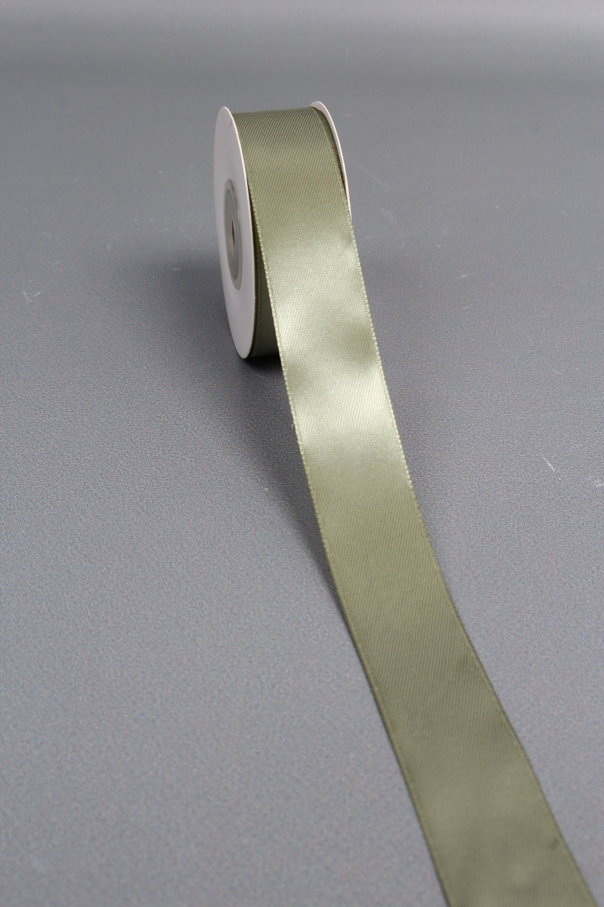 Лента атласная, на пене, односторонняя, 25 мм х 25 ярд, зеленый мох 0934М