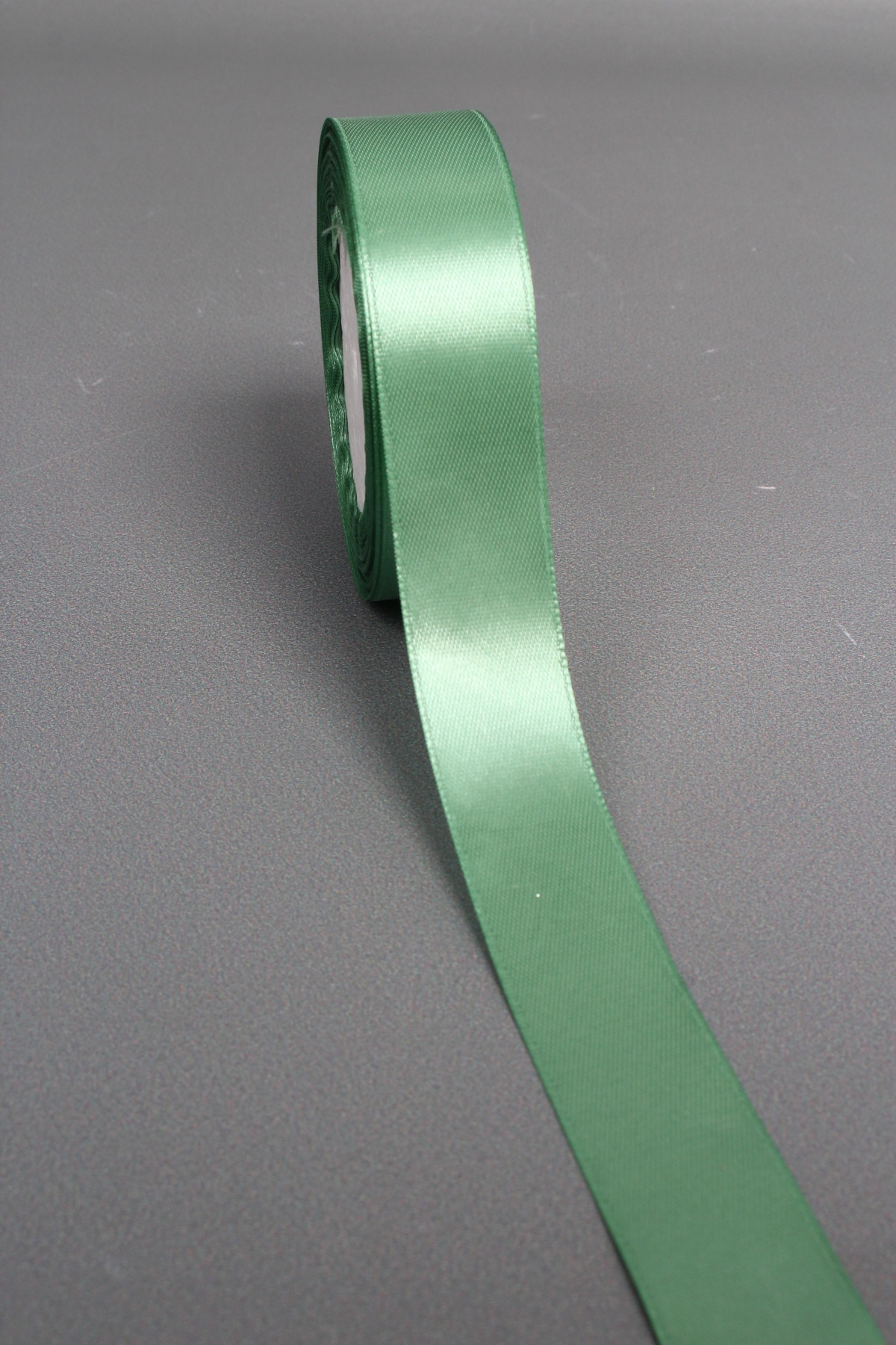 Лента атласная, на пене, односторонняя, 25 мм х 25 ярд, зеленый шалфей 0941М