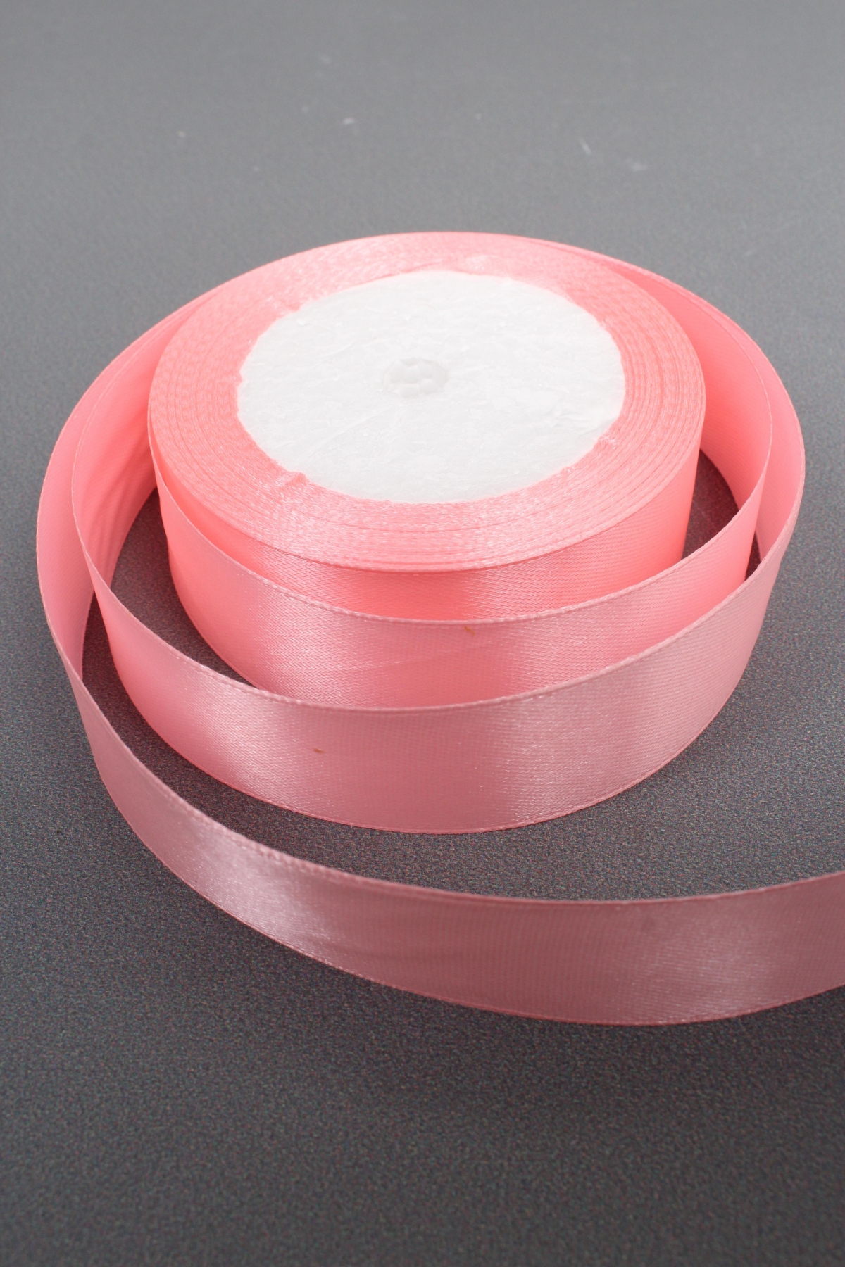 Лента атласная односторонняя, 25 мм х 25 ярд, коралловый розовый 0781М