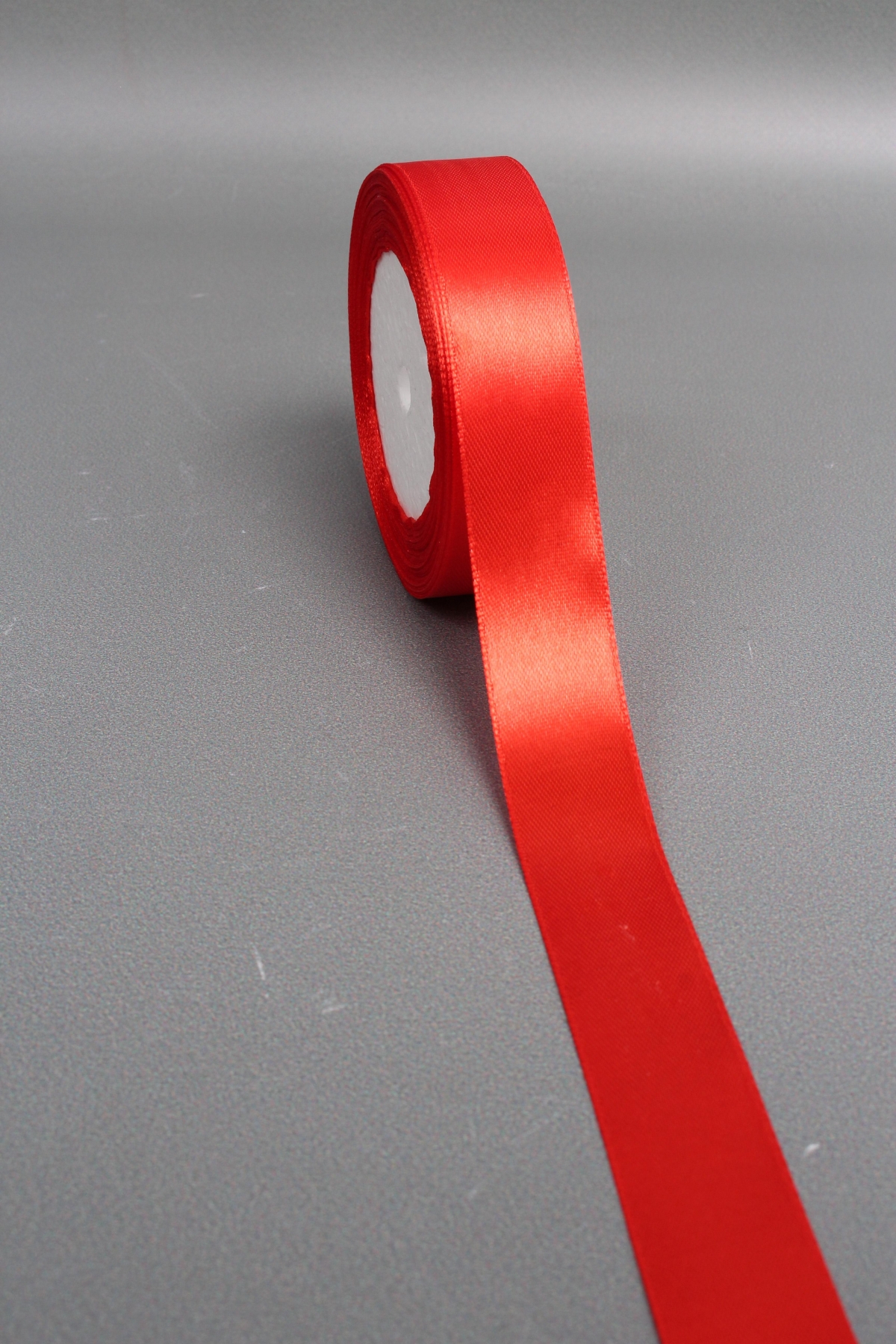 Лента атласная односторонняя, 25 мм х 25 ярд, красный 0804М