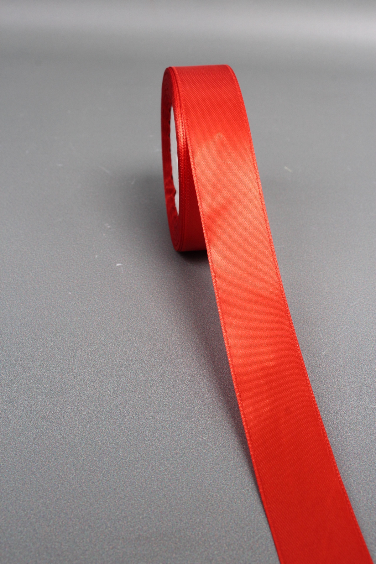 Лента атласная односторонняя, 25 мм х 25 ярд, темно-красный 0811М