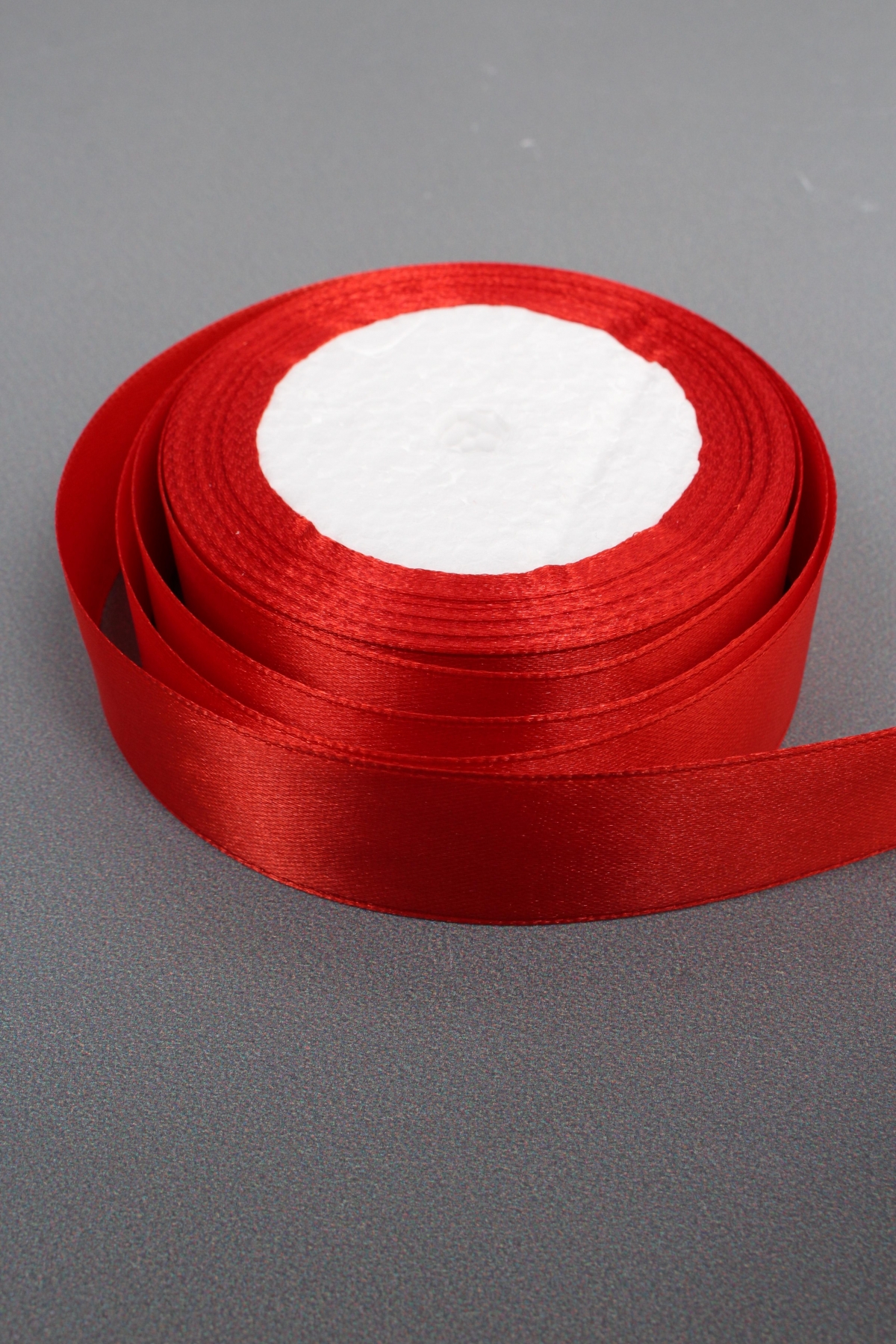 Лента атласная односторонняя, 25 мм х 25 ярд, темно-красный 0811М