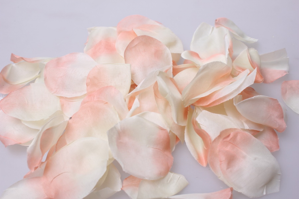 Лепестками белых роз. ЛР-009 лепестки роз св.розовый. ЛР-002 лепестки роз персиковый. Лепестки розы, 100шт цв. Кремовый 67105223.