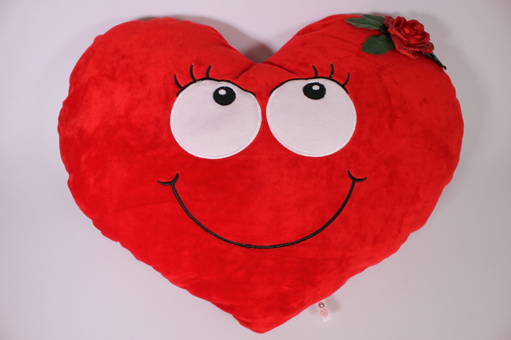 Подушка игрушка сердце. Мягкая игрушка сердце. Подушка сердечки. Игрушка подушка сердце. Подушка в виде сердечка.
