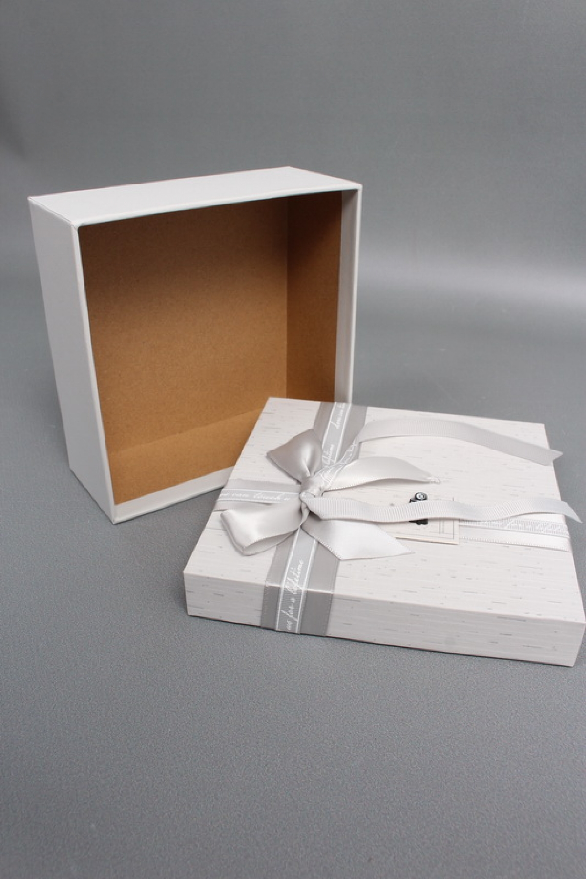 Набор коробок подарочных 19*19*9,5, 17*17*8, 15*15*6,5, 3 шт., св.серый 6426М