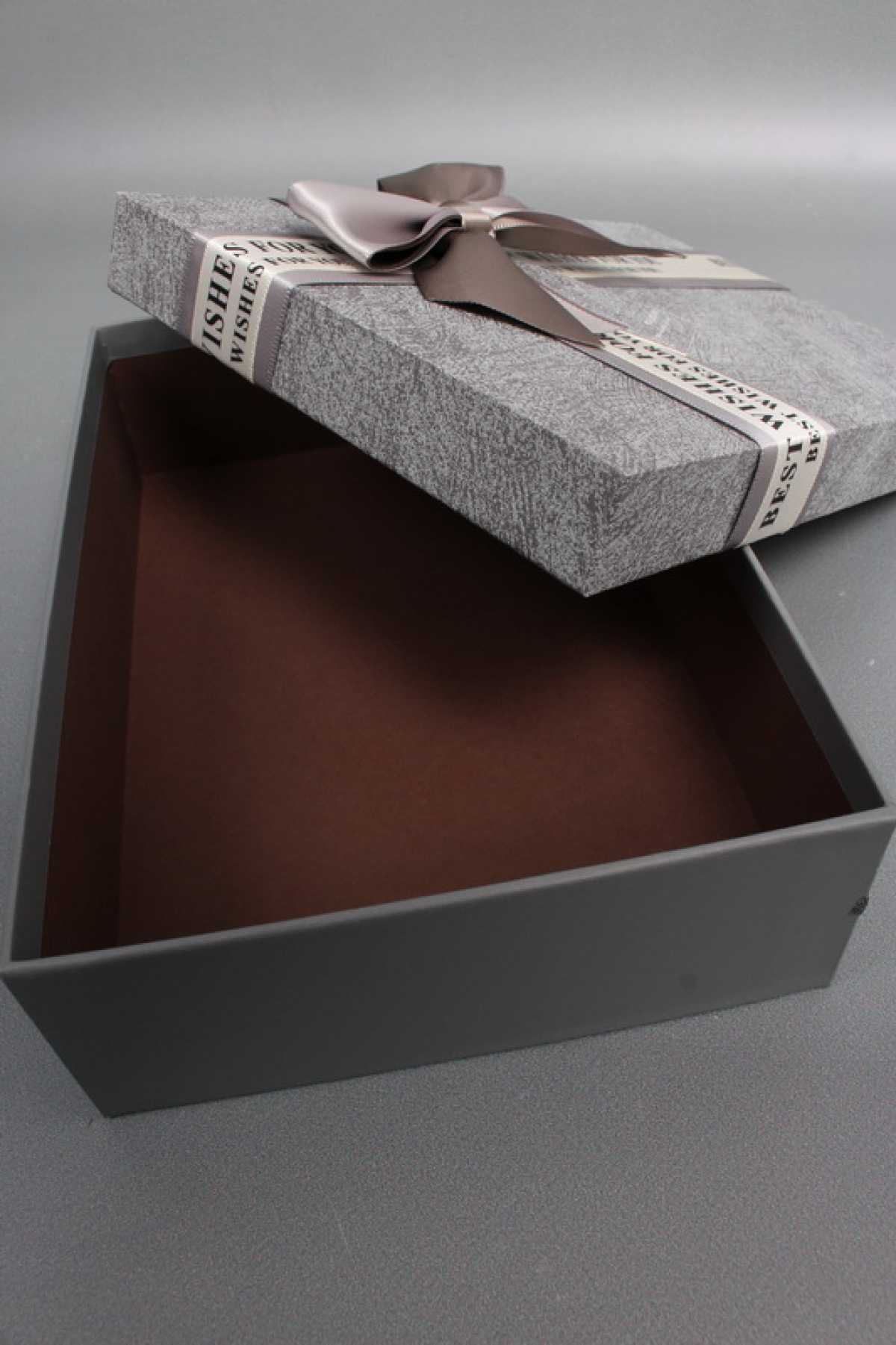 Набор коробок подарочных из 3шт - 33,5*25*11,5, 29*21*9, 24,5*17*6,5 см, св.серый 7645М