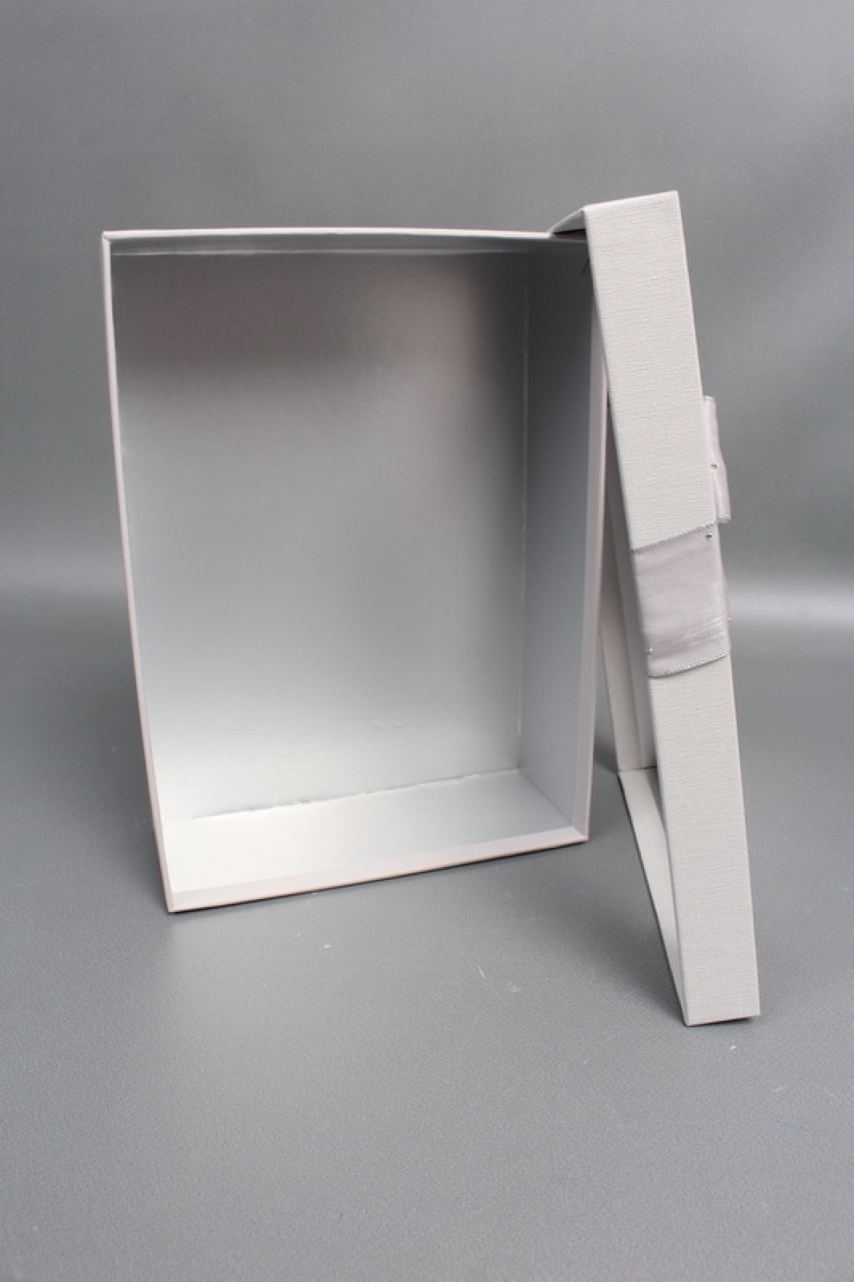 Набор коробок подарочных с прозр. окошком из 3шт - 29*21*9,5, 26*19*8, 23*17*6,5 см, св.серый7775М