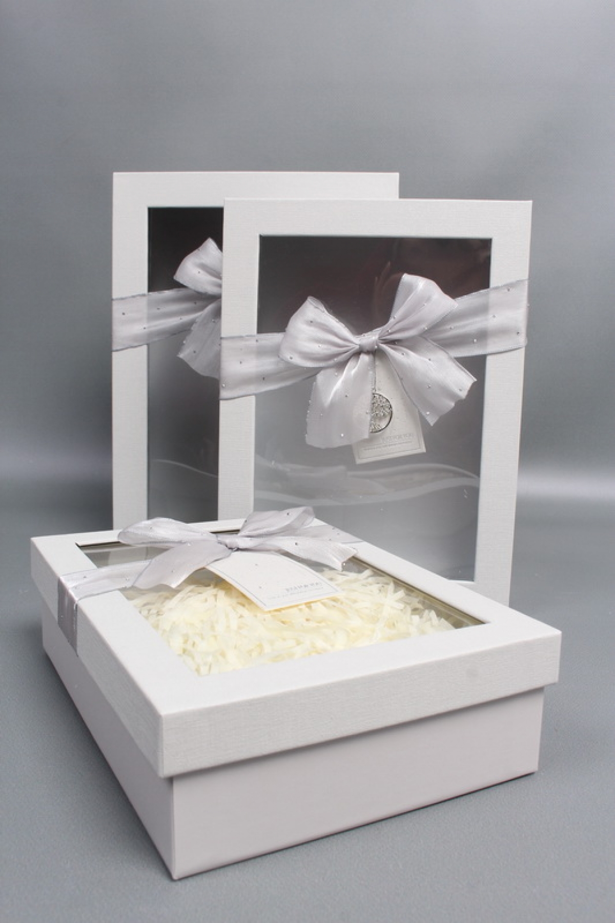 Набор коробок подарочных с прозр. окошком из 3шт - 29*21*9,5, 26*19*8, 23*17*6,5 см, св.серый7775М