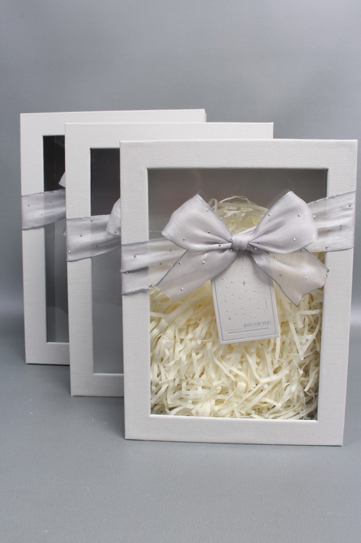 Набор коробок подарочных с прозр. окошком из 3шт - 29*21*9,5, 26*19*8, 23*17*6,5 см, св.серый7775М