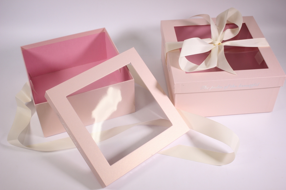 Коробка с прозрачным окном. Коробочки с прозрачным верхом для подарков. Подарочная коробка с прозрачным окном. Коробочки с окошком для подарков. Подарочные коробки розовые.