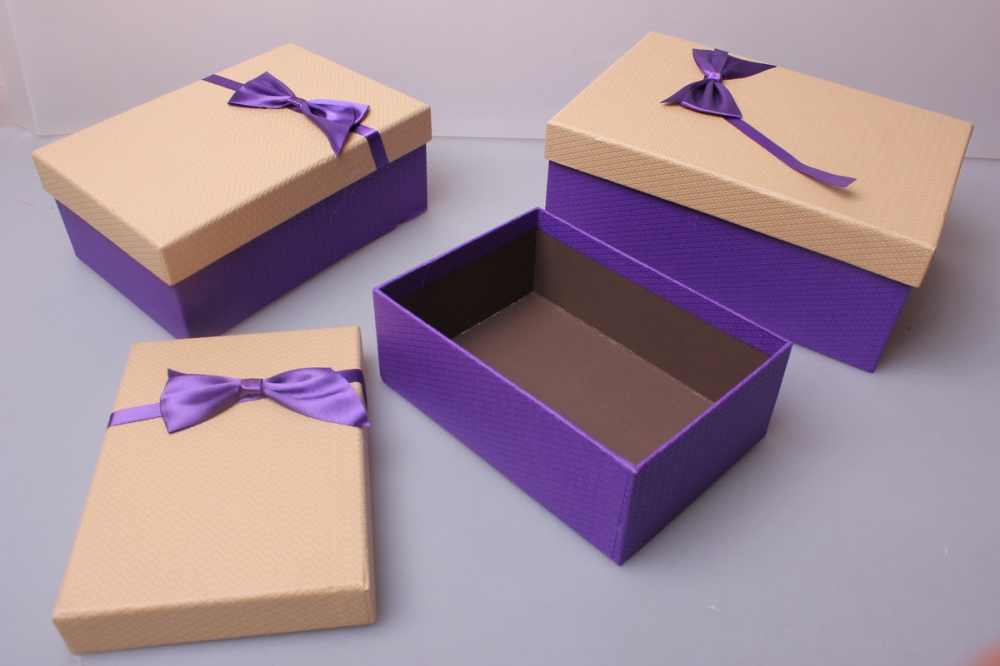 Шестнадцать коробок. Средняя коробка для подарка. Большие коробки для подарков. Подарочные коробки разных размеров. Коробка для подарка 10х10х10.