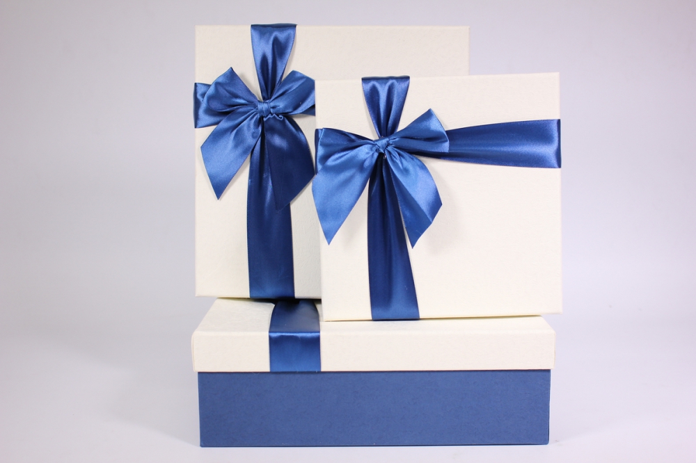 Подарок синий цвет. Подарочные коробки. Подарочная коробка голубая. Подарочная коробка с бантом. Подарочная упаковка синего цвета.