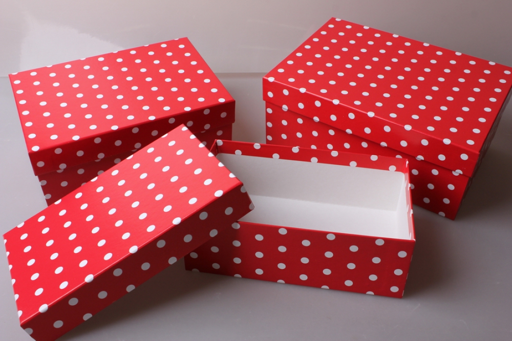 Шестнадцать коробок. Подарочные коробки. Пустые коробки. Пустые коробки для подарков. Красная коробка в горошек.