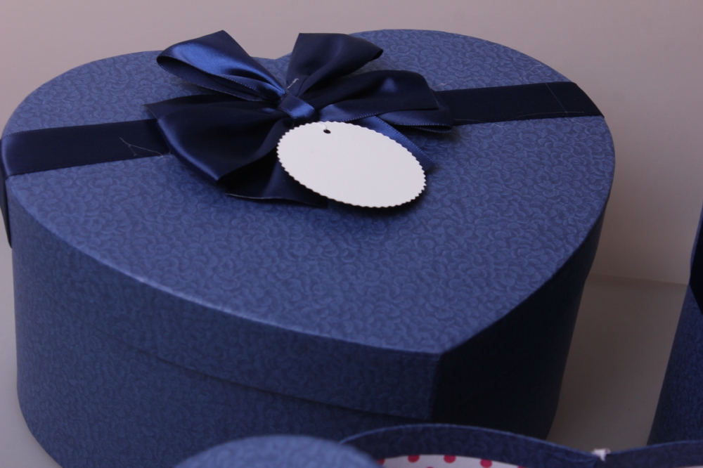 Подарок синий цвет. Синяя подарочная коробка. Подарочная коробка темно синяя. Синяя подарочная упаковка. Большая коробка для подарка.