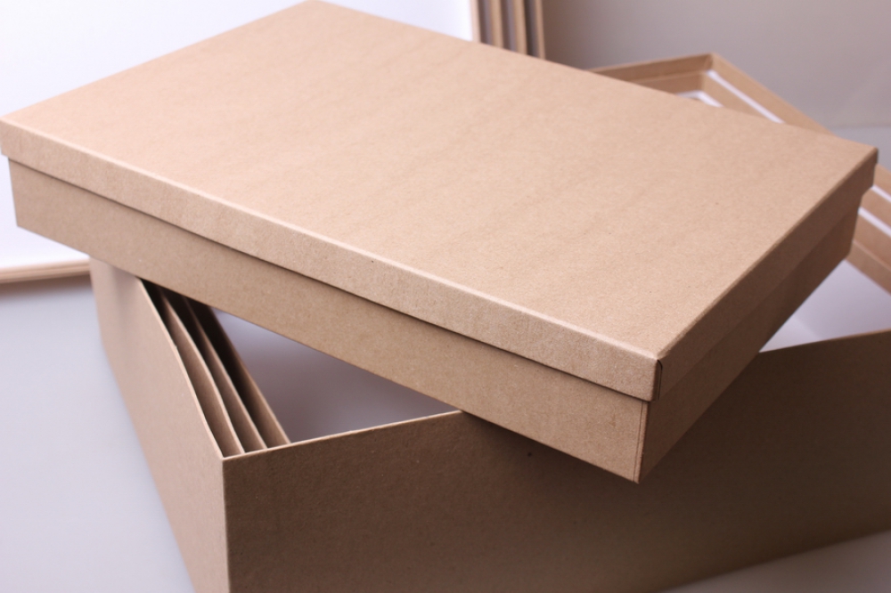 Картонный пакет коробка. Картон для коробок. Плоская картонная коробка. Коробка упаковка. Плоские коробки для упаковки.