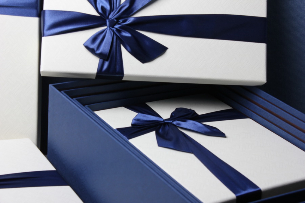 Подарок синий цвет. Коробка для подарка. Подарок синий. Подарок с синей лентой. Синяя подарочная упаковка.