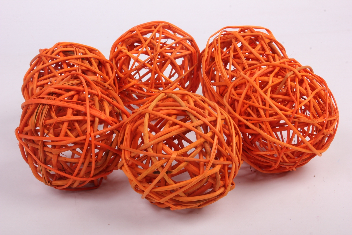 Формула для плетения ротангом. Шарики из ротанга. Ротанговый шар. Плетеные шары. Оранжевый ротанг.