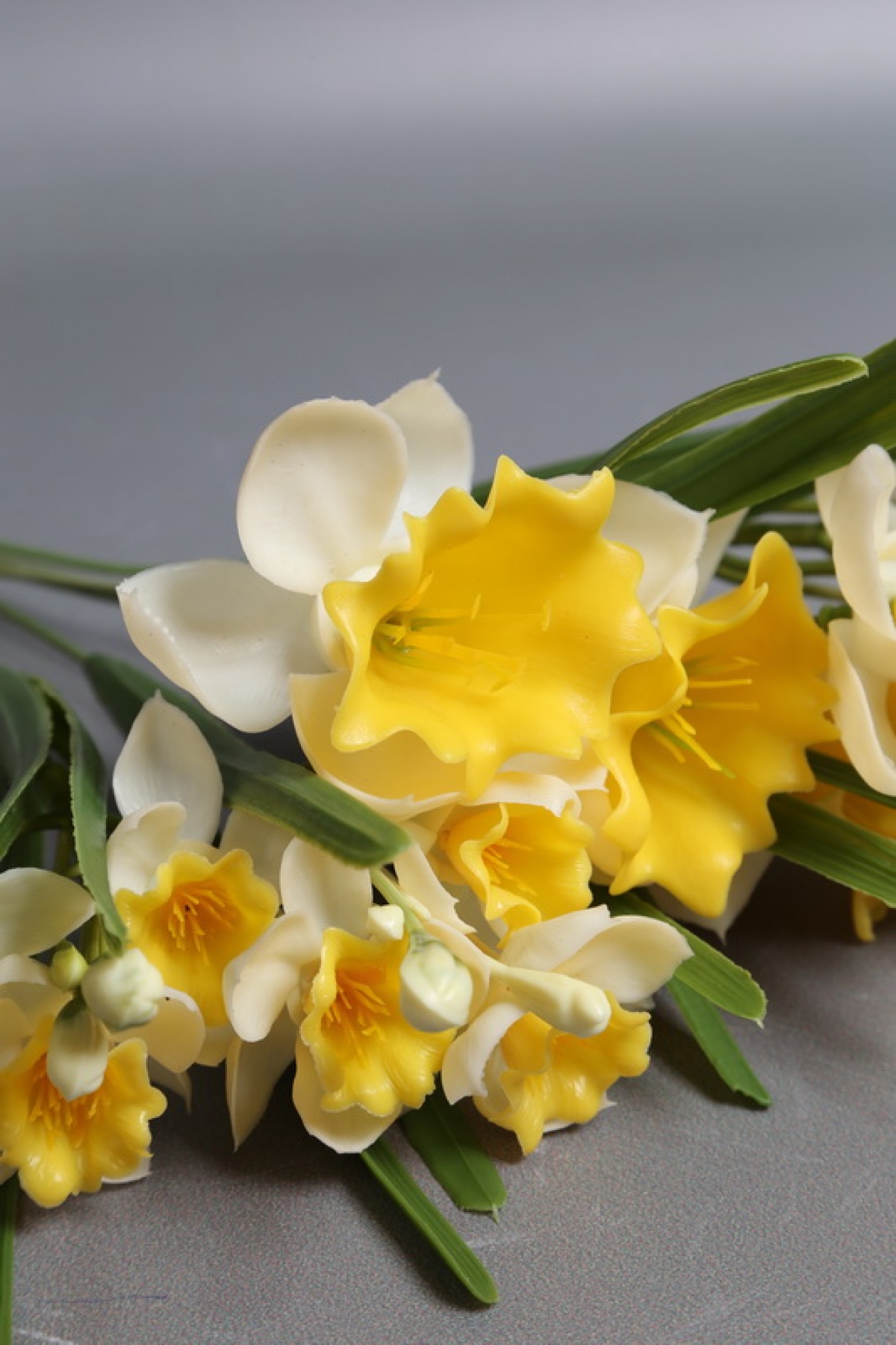 Нарциссы силиконовые букет бело-желтые 35см