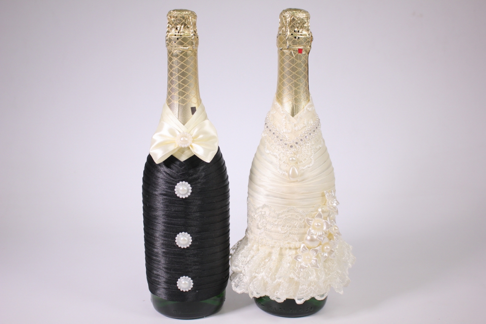 Свадебные бутылки шампанского. Свадебные бутылки. Шампанское жених и невеста. Украшение бутылок на свадьбу. Свадебное шампанское жених.