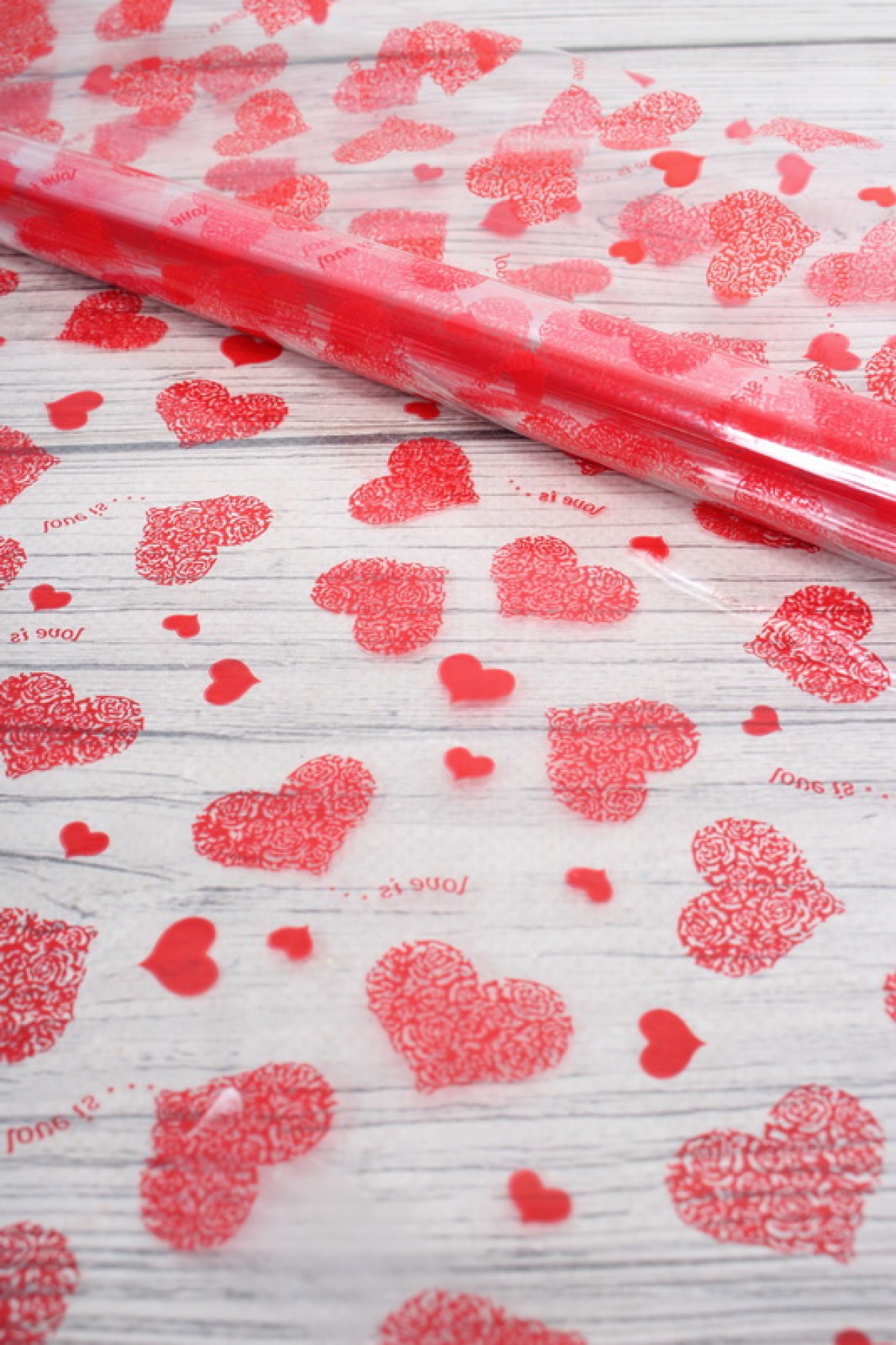 Пленка цветная Сердца Love is 70см  красный	6049675