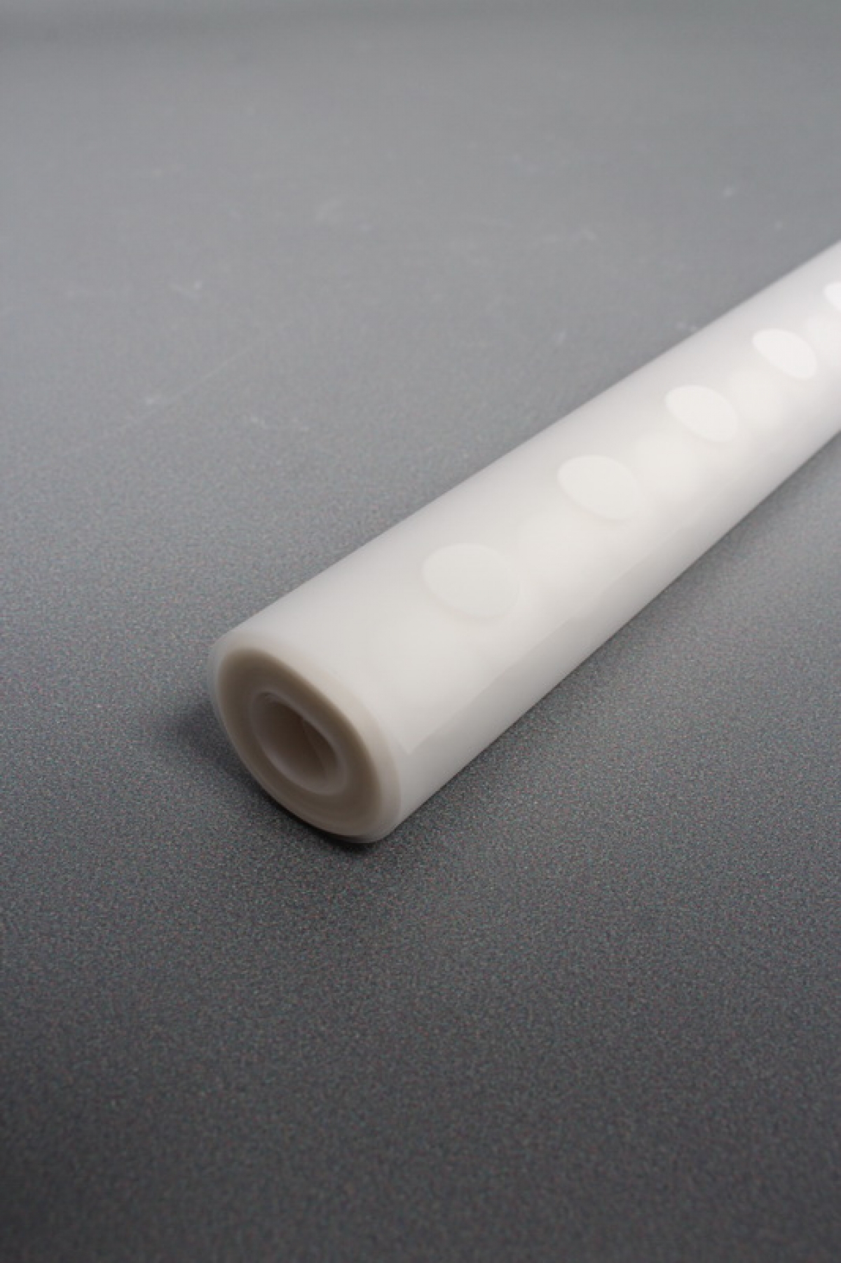 Пленка матовая с рисунком "Горошек" белый 60см 200гр  0016М