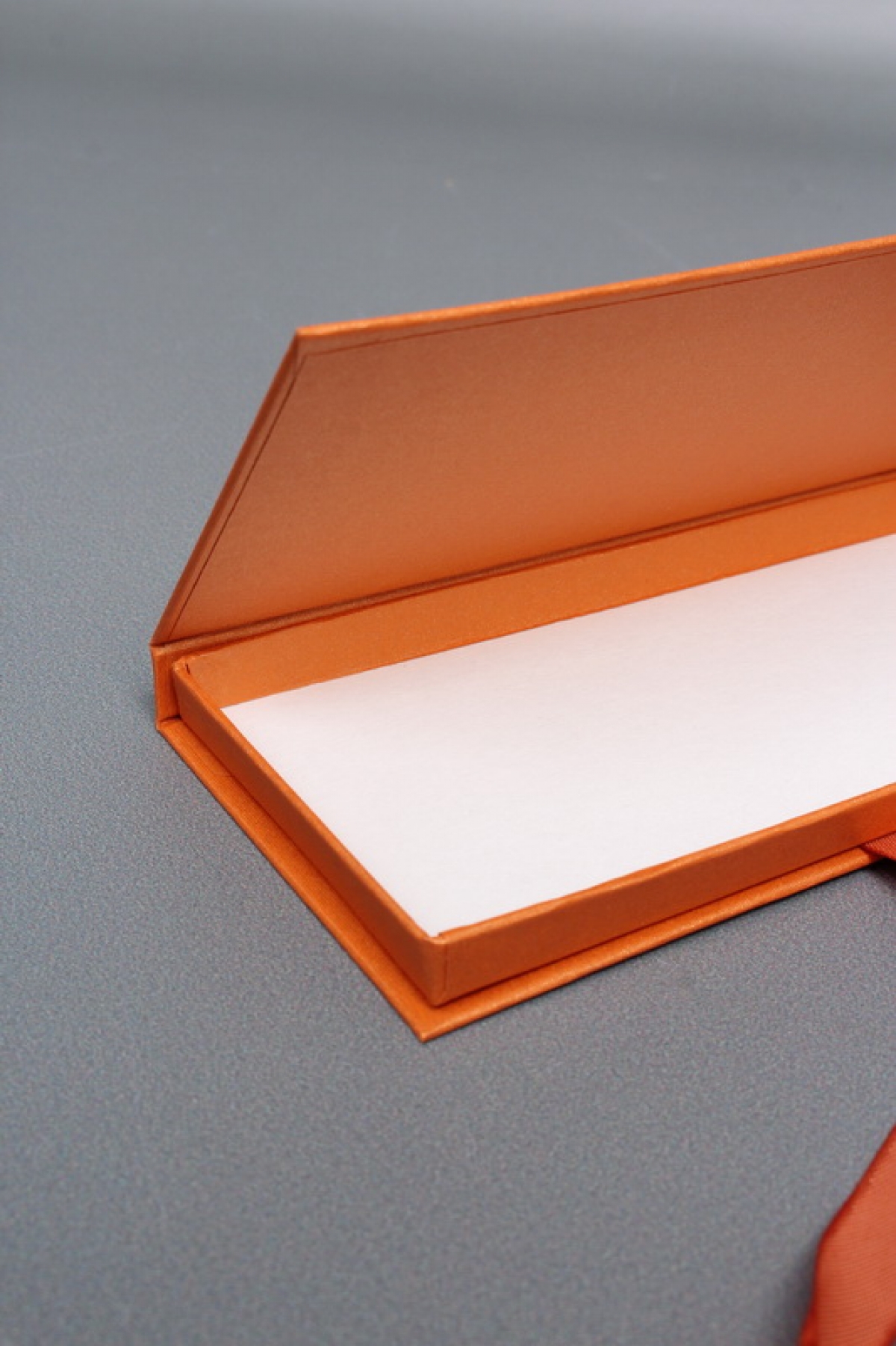 Подарочная коробка ДЛЯ ДЕНЕГ с бантом,тиснение МИКРОВЕЛЬВЕТ 172х83х16,оранжевый Д10303П.044