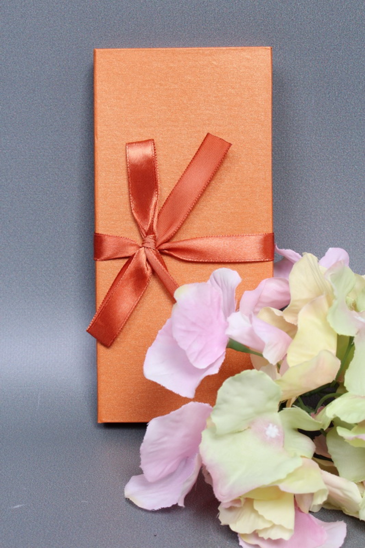 Подарочная коробка ДЛЯ ДЕНЕГ с бантом,тиснение МИКРОВЕЛЬВЕТ 172х83х16,оранжевый Д10303П.044