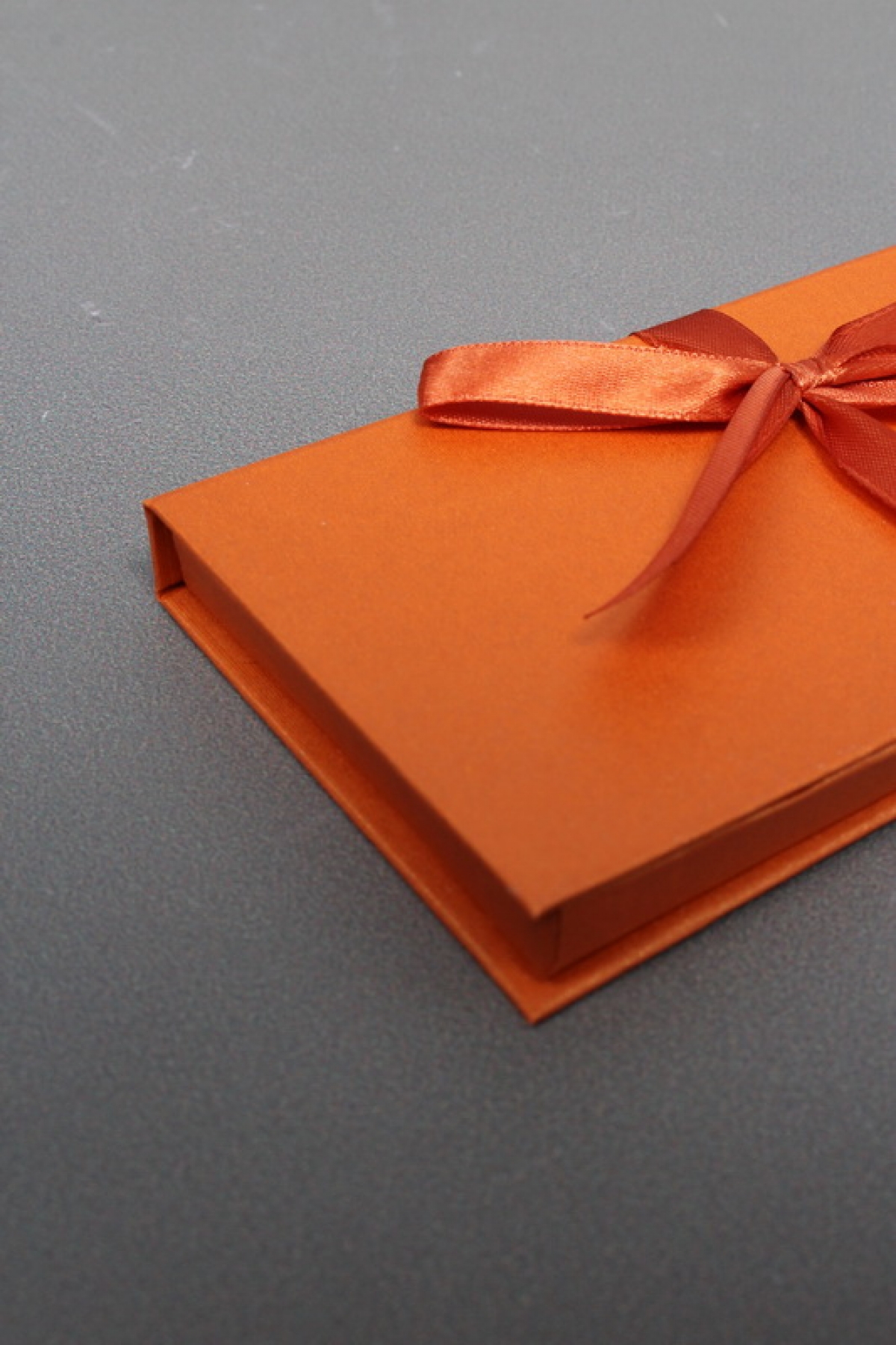 Подарочная коробка ДЛЯ ДЕНЕГ с бантом,тиснение МИКРОВЕЛЬВЕТ 172х83х16,оранжевый Д10303П.044