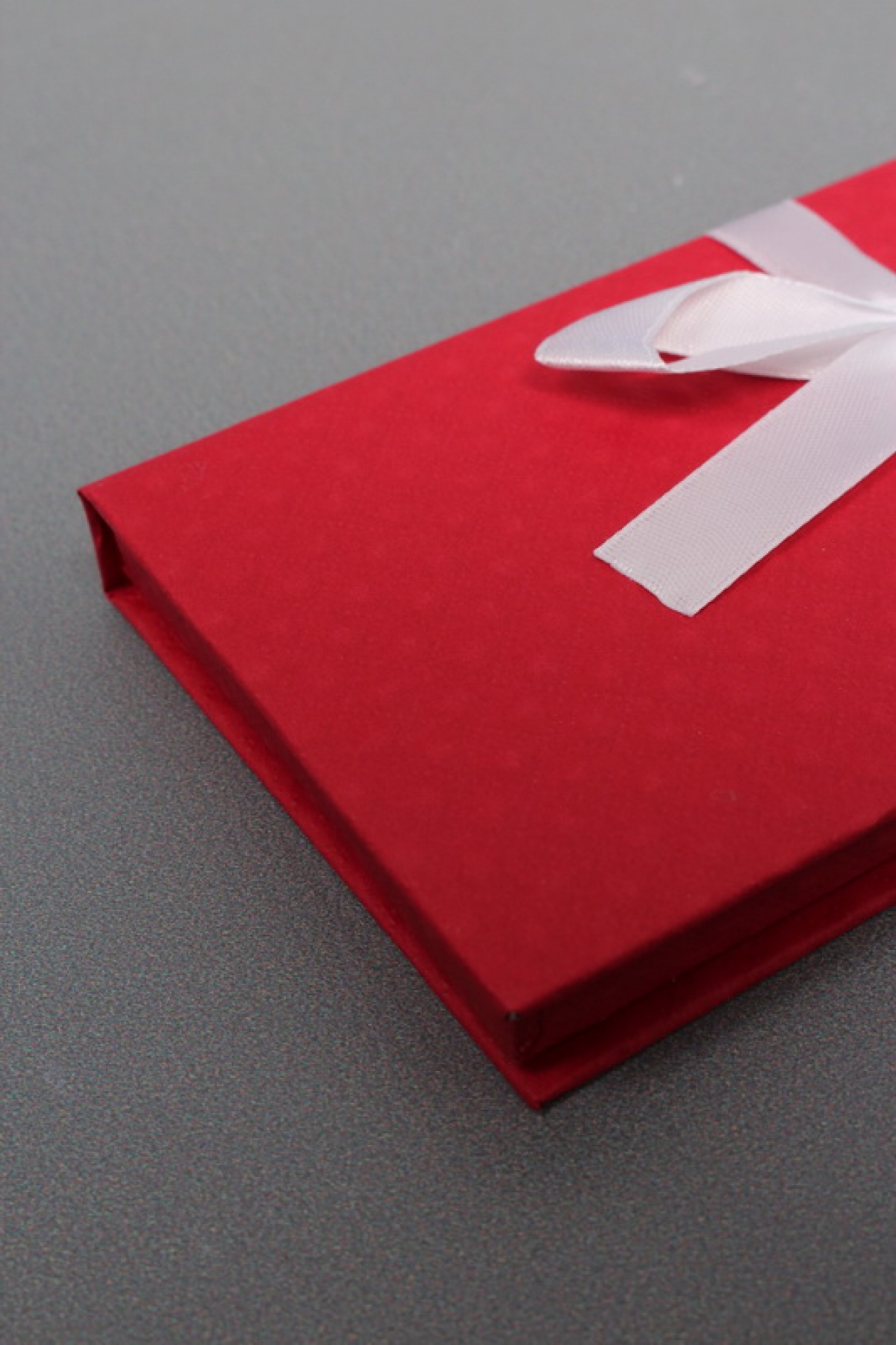 Подарочная коробка ДЛЯ ДЕНЕГ с бантом,тиснение РОМБ- крупный, 172х83х16,красный Д10303П.032