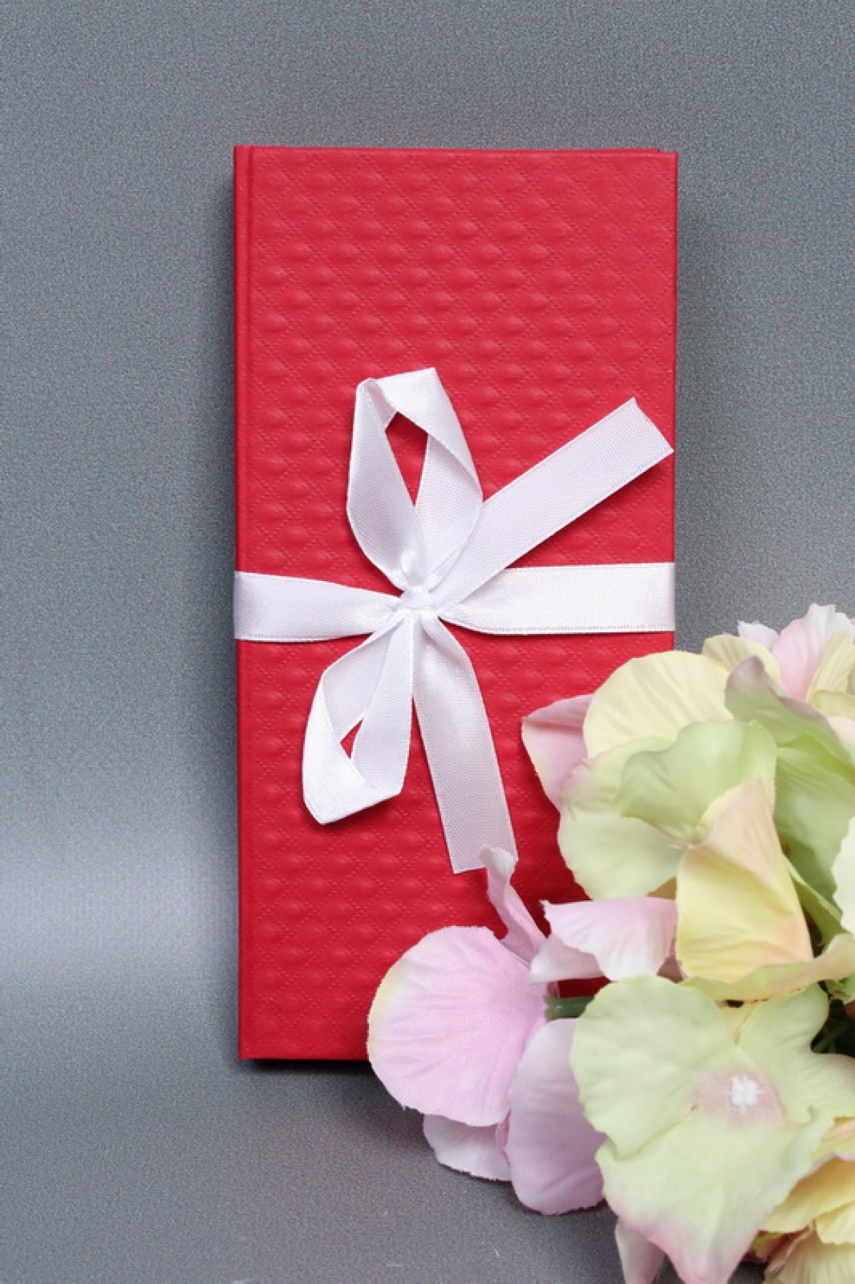 Подарочная коробка ДЛЯ ДЕНЕГ с бантом,тиснение РОМБ- крупный, 172х83х16,красный Д10303П.032