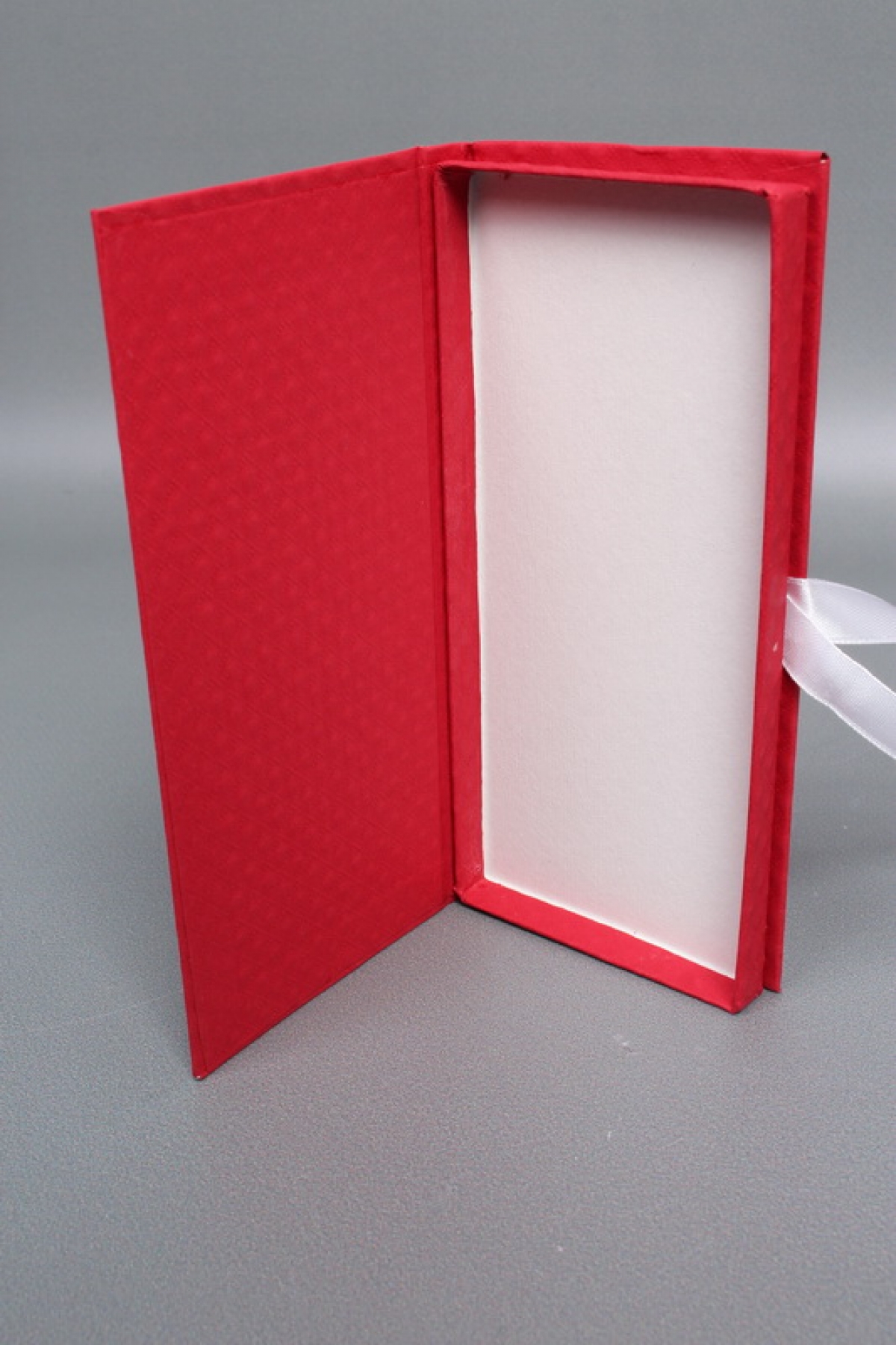 Подарочная коробка ДЛЯ ДЕНЕГ с бантом,тиснение РОМБ- крупный, 172х83х16,красный Д10303П.032