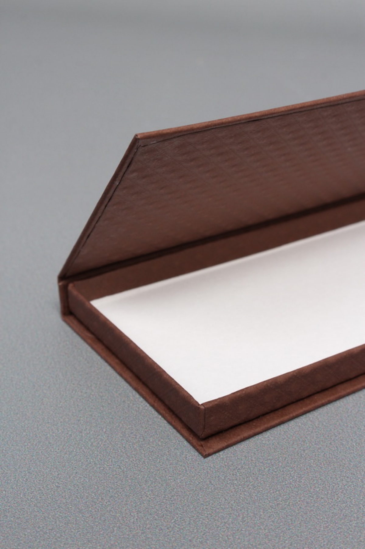 Подарочная коробка ДЛЯ ДЕНЕГ с бантом,тиснение РОМБ- крупный, 172х83х16,шоколадный Д10303П.034