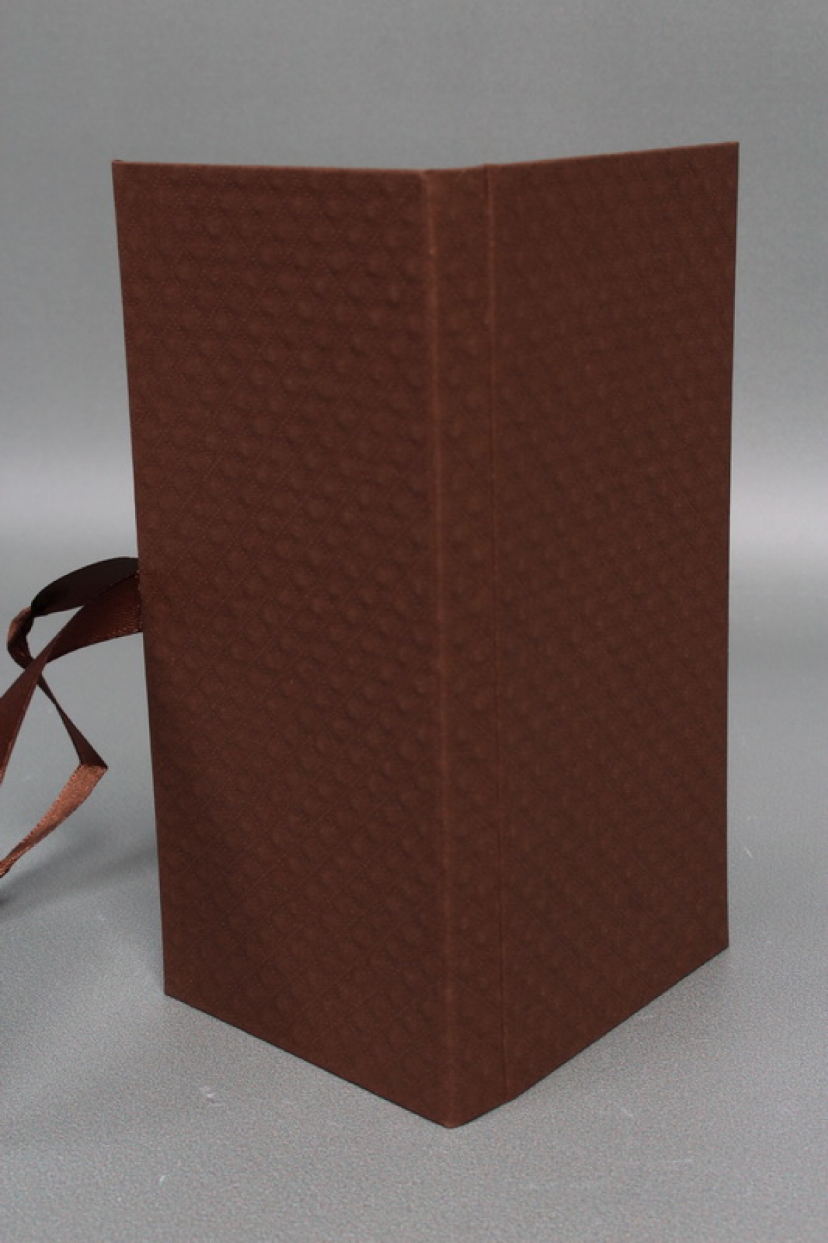 Подарочная коробка ДЛЯ ДЕНЕГ с бантом,тиснение РОМБ- крупный, 172х83х16,шоколадный Д10303П.034