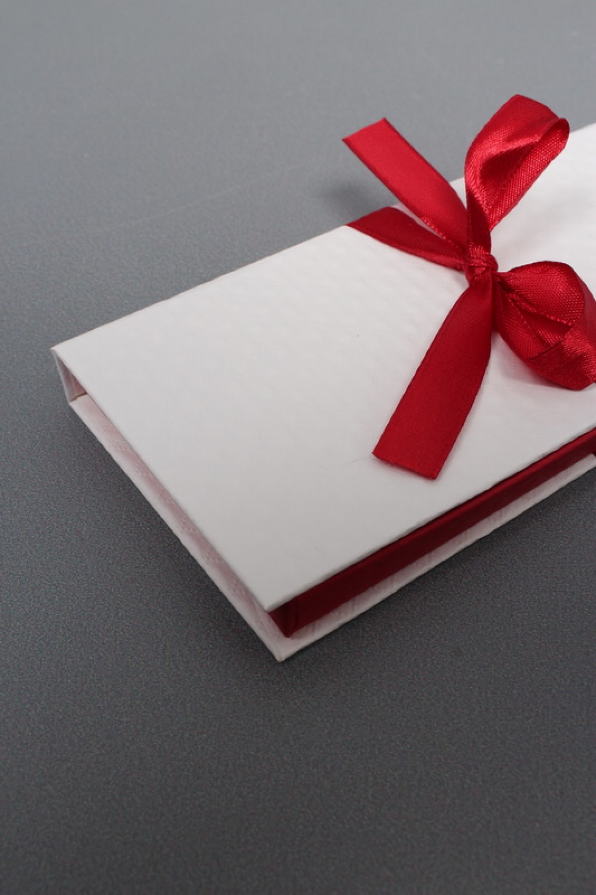 Подарочная коробка ДЛЯ ДЕНЕГ с бантом,тиснение РОМБ  172х83х16,белый-бордовый Д10303П.025