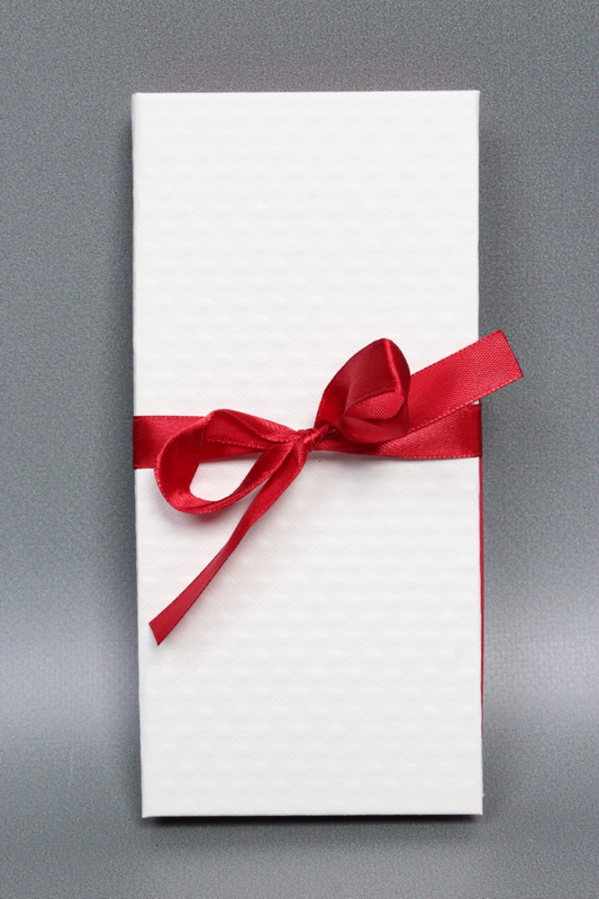 Подарочная коробка ДЛЯ ДЕНЕГ с бантом,тиснение РОМБ  172х83х16,белый-бордовый Д10303П.025