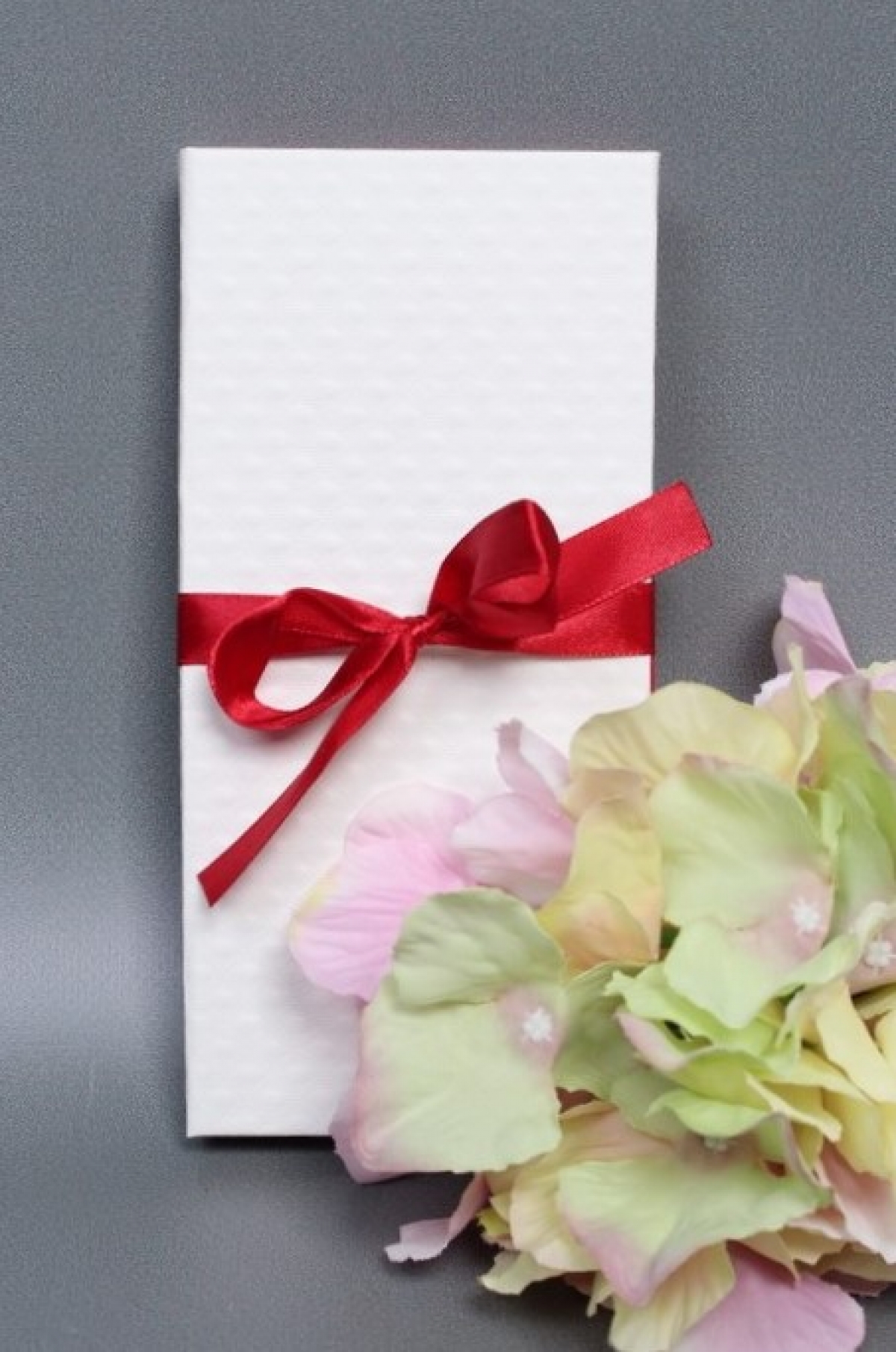 Подарочная коробка ДЛЯ ДЕНЕГ с бантом,тиснение РОМБ  172х83х16,белый-бордовый Д10303П.025