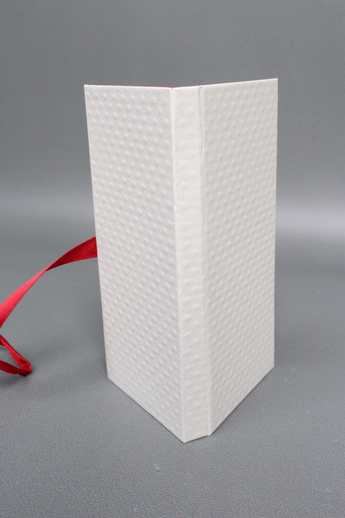 Подарочная коробка ДЛЯ ДЕНЕГ с бантом,тиснение РОМБ  172х83х16,белый-бордовый Д10303П.025