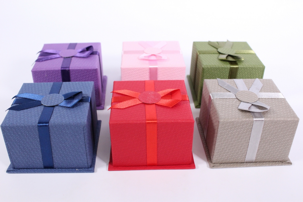 Подарок на 5 тысяч. Коробочка для подарка. Упаковка подарочной коробки. Красивые коробки для подарков. Цветные коробочки.