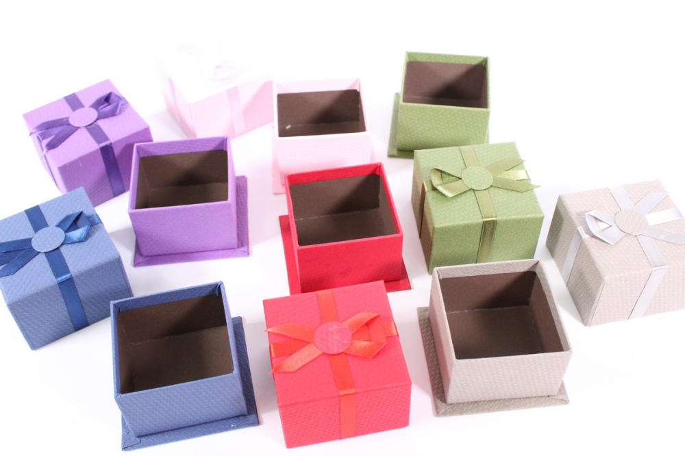 Коробки от производителя дешево купить. Коробка для подарка. Маленькие коробочки для подарков. Подарочная коробка прямоугольная. Квадратные коробки для подарка.