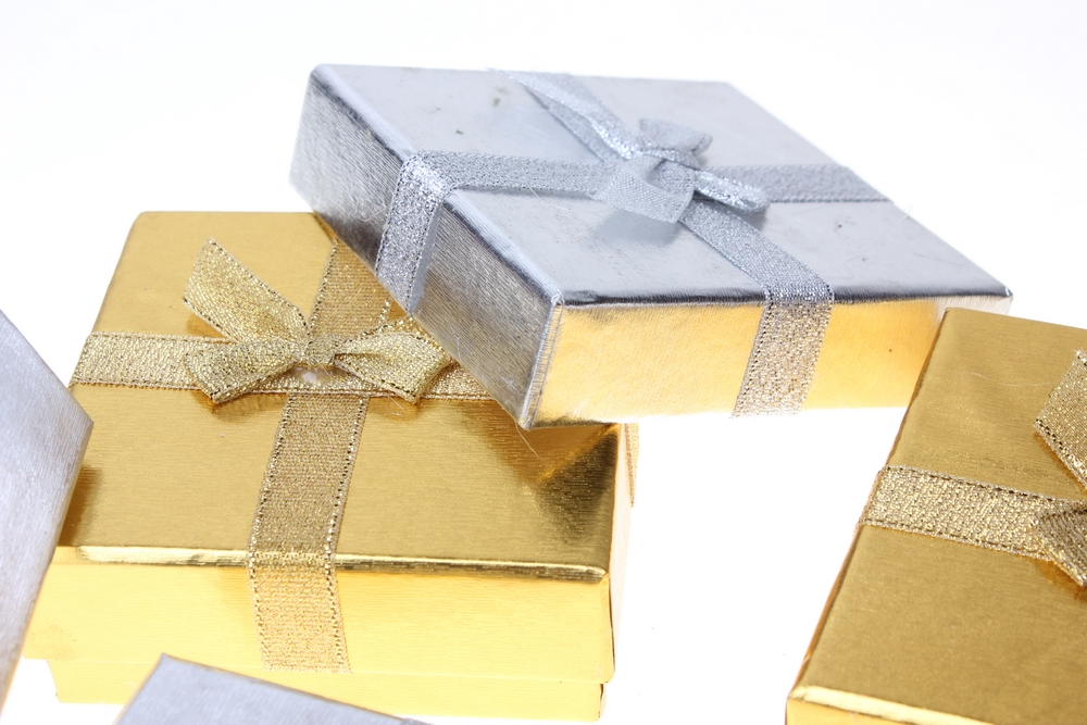 подарочные коробки - квадрат с бантом золото-серебро 8,5х8,5х3,5см (10) 10009-2 цвета и рисунки в ассортименте