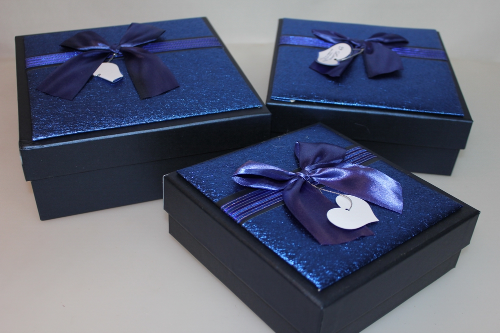 Подарок синий цвет. Красивые коробочки. Красивая подарочная коробка. Украшение коробки для подарка. Упаковка коробки для мужчины.