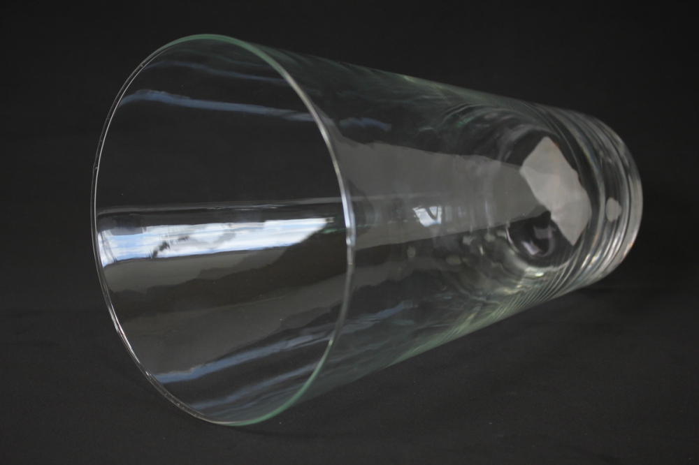 Как называется прозрачное стекло. 2064 Коническая ваза с.. Стеклянный конус. Прозрачное стекло. Светильник с прозрачным рассеивателем.