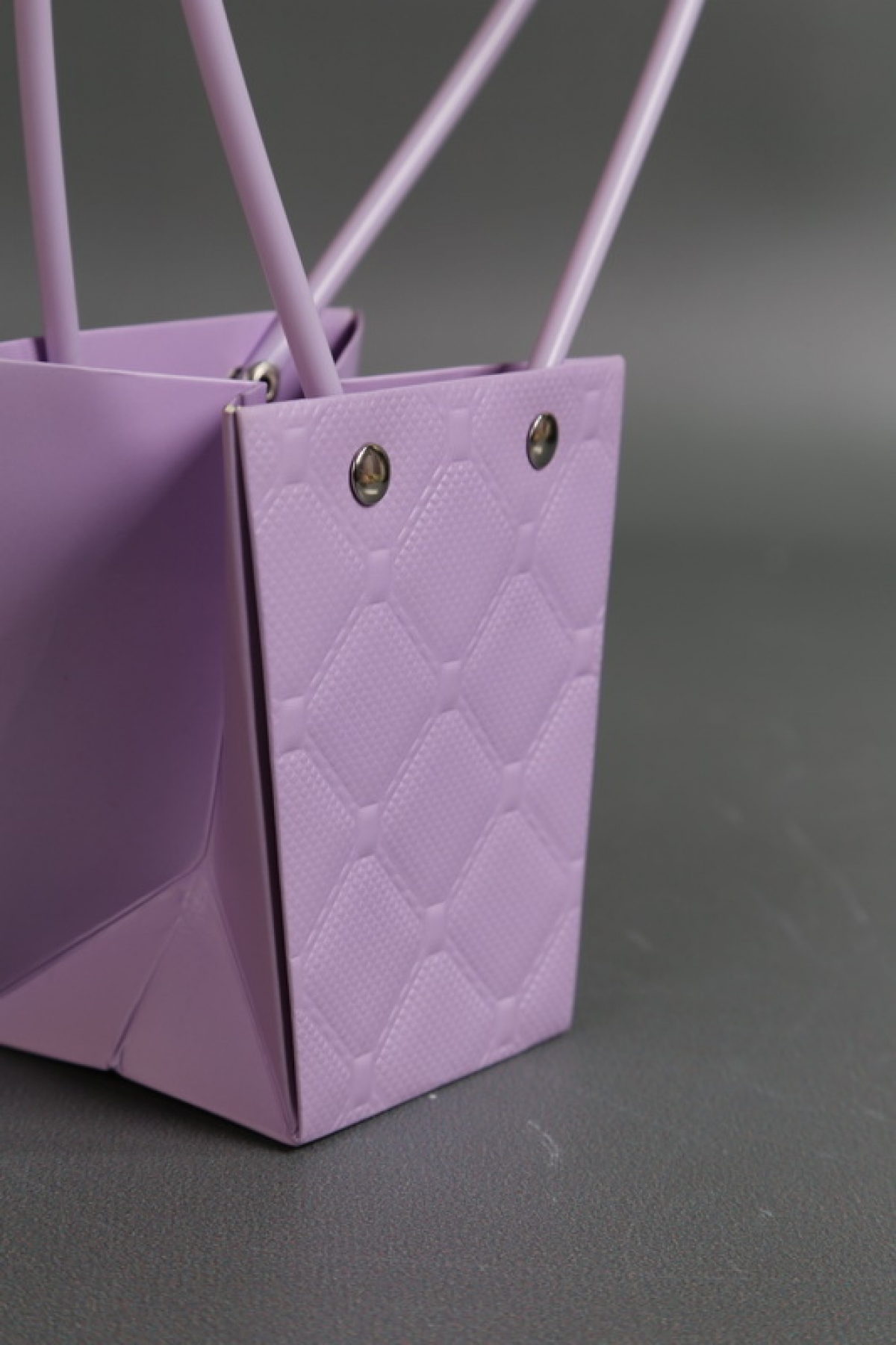 Сумка для ЦВЕТОВ тиснение Клетка (16) 10*8*10,5  лаванда  М16   Цена за 1шт