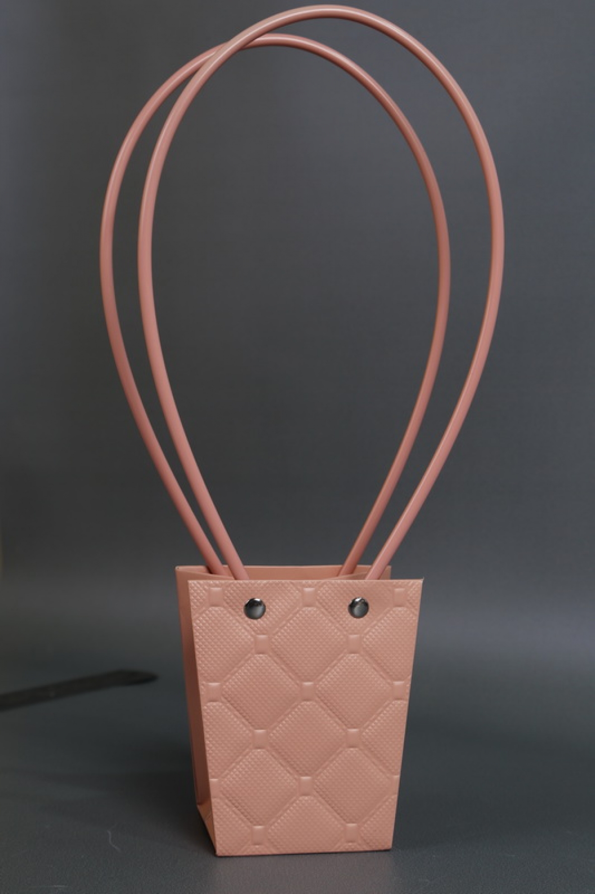 Сумка для ЦВЕТОВ тиснение Клетка (16) 10*8*10,5  пудра  М16   Цена за 1шт