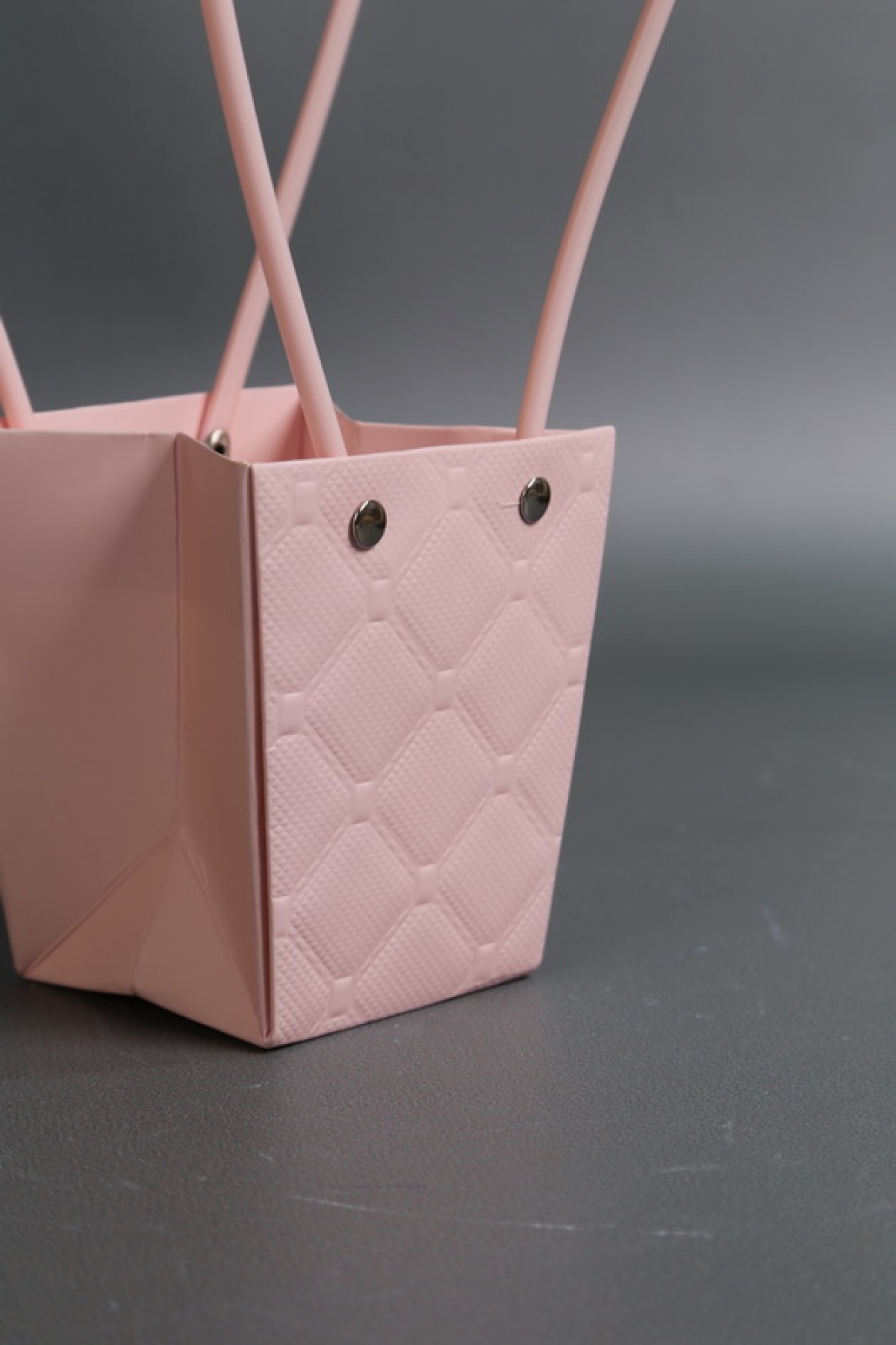 Сумка для ЦВЕТОВ тиснение Клетка (16) 10*8*10,5  розовый  М16   Цена за 1шт