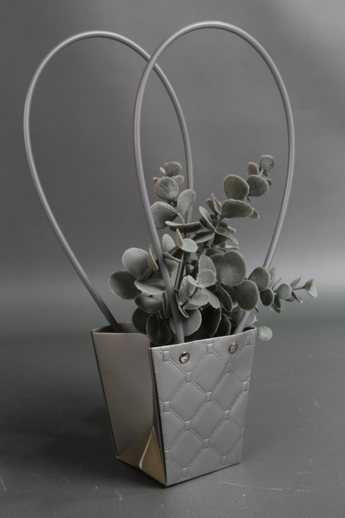 Сумка для ЦВЕТОВ тиснение Клетка (16) 10*8*10,5  серебро  М16   Цена за 1шт